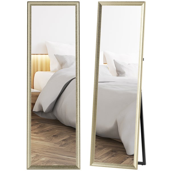Frau betrachtet sich in einem rahmenlosen Ganzkörperspiegel im Schlafzimmer