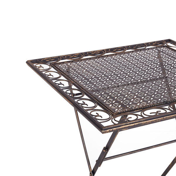 Klappbarer Gartentisch aus Metall mit dekorativem Lochmuster und antikem Finish.