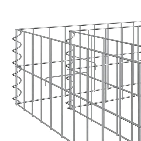 Detailaufnahme einer Gabione aus Metalldrahtgitter mit Verbindungsspiralen und Distanzhaltern.