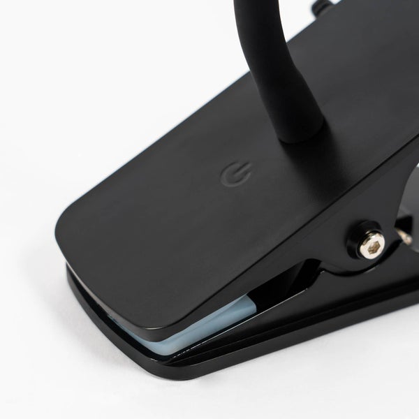 Schwarze Klemmhalterung einer LED-Leuchte mit Touch-Sensor zum Ein- und Ausschalten und flexiblem Schwanenhals.