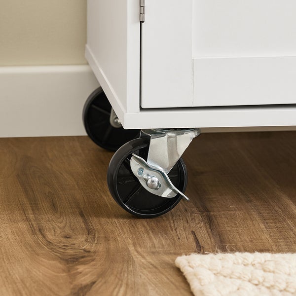 Detailansicht eines weißen Möbelstücks mit schwarzen Rollen zur einfachen Bewegung.