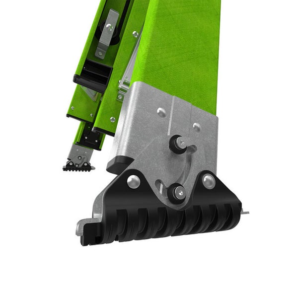 Detailaufnahme des verstellbaren, rutschfesten Standfußes einer Glasfaser-Anlegeleiter mit Metallverstärkung.