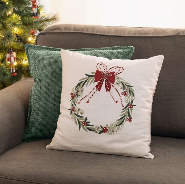 Dekokissen mit Kranz-Motiv auf Sofa