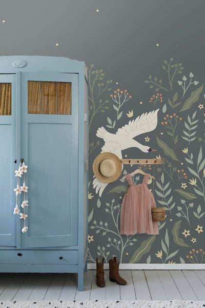 Kinderzimmer mit blauem Schrank, Wandtattoo Schwan und Accessoires