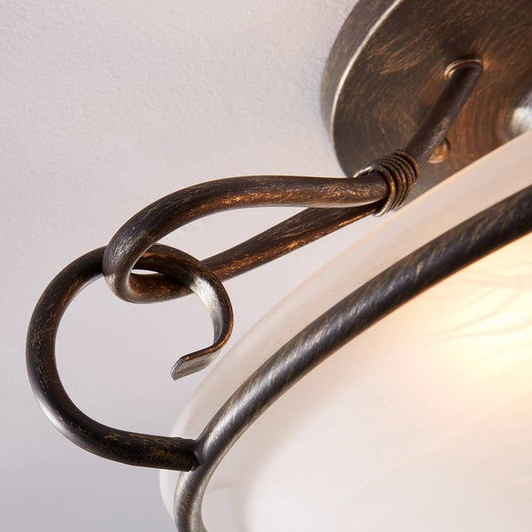 Deckenleuchte mit Lampenschirm aus Glas und Metallapplikationen