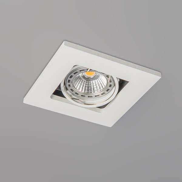 Quadratischer Einbaustrahler in Weiß mit schwenkbarem Leuchtmittel für die Decke.