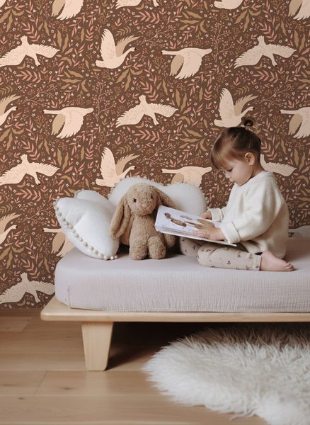 Dekorative Tapete mit Vogel- und Pflanzenmuster in einem Kinderzimmer
