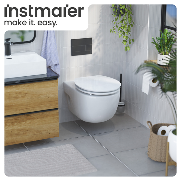 Modernes Badezimmer mit wandhängendem WC, Waschtisch mit Holzunterschrank und dekorativen Elementen für eine helle und freundliche Atmosphäre.