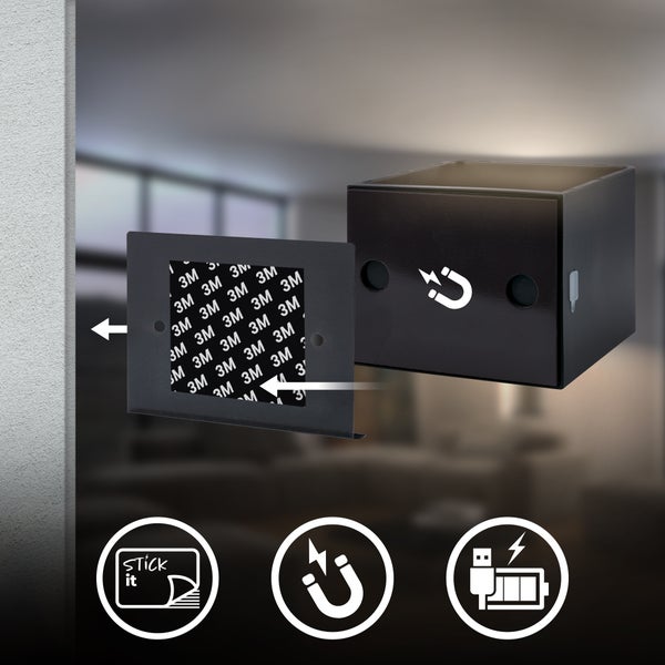 Schwarze LED Wandleuchte in Würfelform mit Magnethalterung, Klebestreifen zur Befestigung und Akkubetrieb über USB Anschluss.