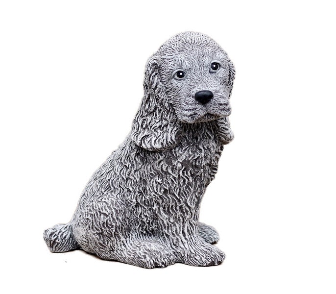 Gartenfigur sitzender Hund im Spaniel-Stil aus Steinguss