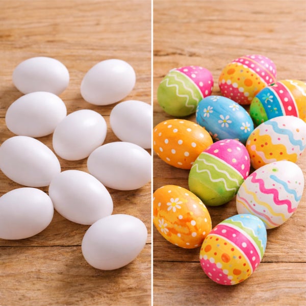 Weiße Kunststoff-Ostereier zum Basteln und bunt dekorierte Ostereier mit verschiedenen Mustern auf Holz.
