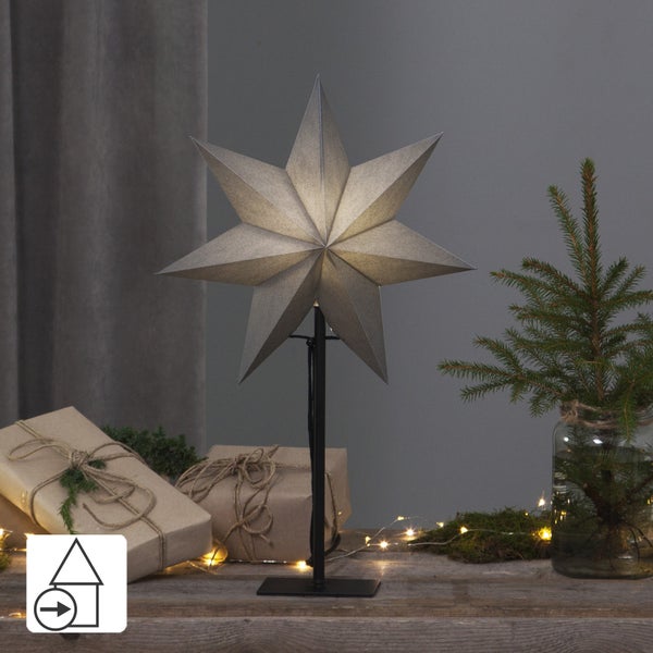 Windspiel mit Glaskugel und schwarzen Elementen im Garten