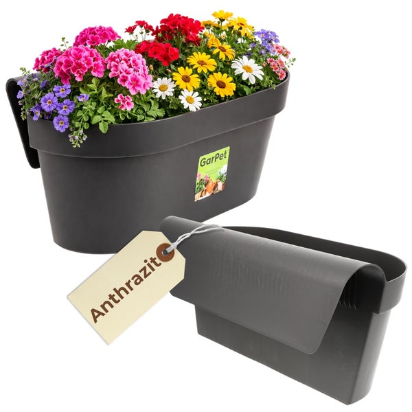 Zwei Balkonkästen mit rosa Blumen an einem Metallgeländer vor einem Fenster, Montage ohne Bohren für Geländer bis 5 Zentimeter Breite geeignet.