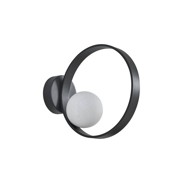 Moderne Wandleuchte mit schwarzem Metallring und weißer Glaskugel.