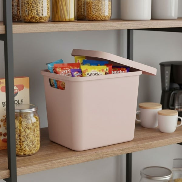 Aufbewahrungsbox mit Deckel und Snacks im Regal