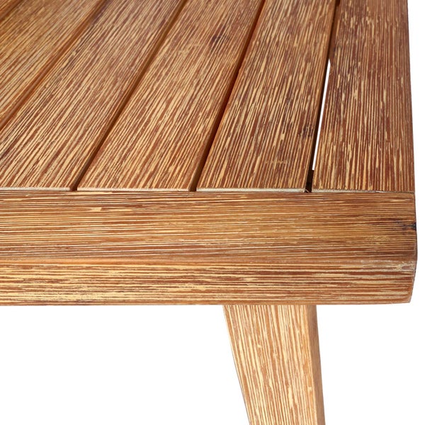Detailansicht eines Gartentischs aus Holz mit Lamellenoberfläche und ausgeprägter Holzmaserung.