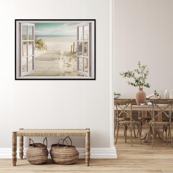 Wandbild mit Strandmotiv und Fensterblick in einem hellen, rustikal eingerichteten Raum mit Holzbank und Weidenkörben.