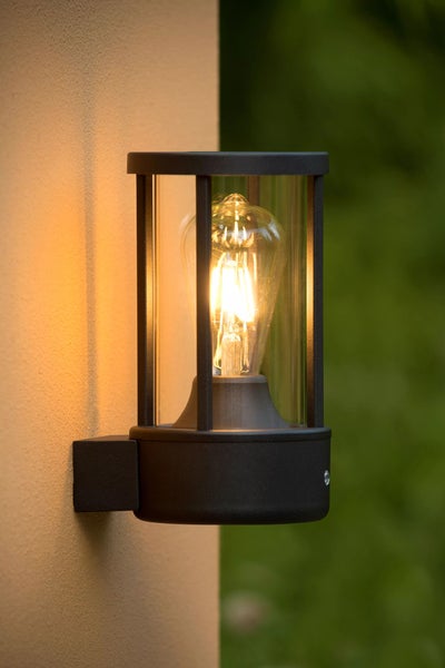 Wandleuchte mit Glühbirne und klarem Gehäuse für den Außenbereich