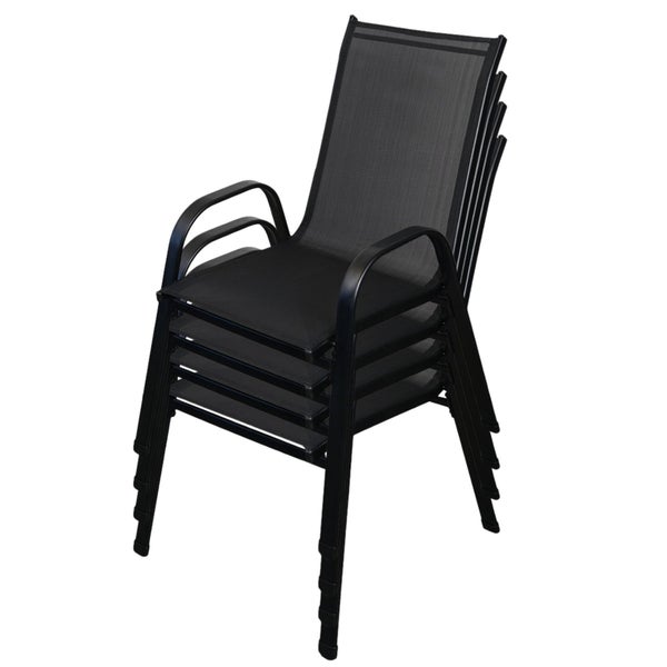 Stapel mit schwarzen Gartenstühlen mit Armlehnen