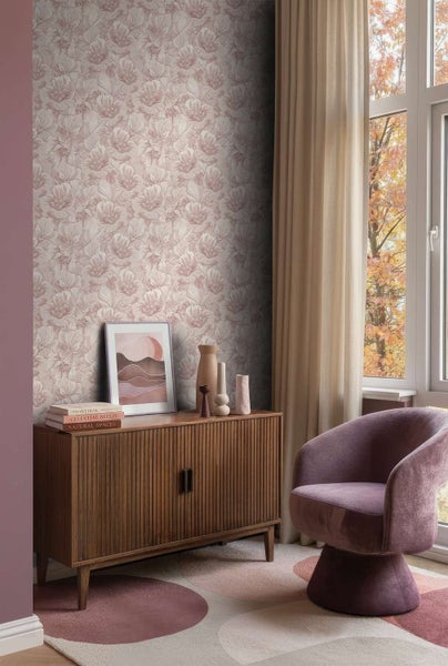 Wohnzimmer mit Vliestapete mit Blumenmuster, Holzkommode und gepolstertem Sessel in einem modern gestalteten Innenraum.