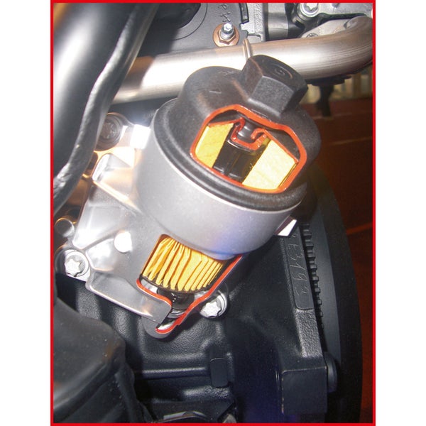 Detailaufnahme eines Motors mit aufgeschnittenem Ölfilter zur Veranschaulichung des Innenlebens.