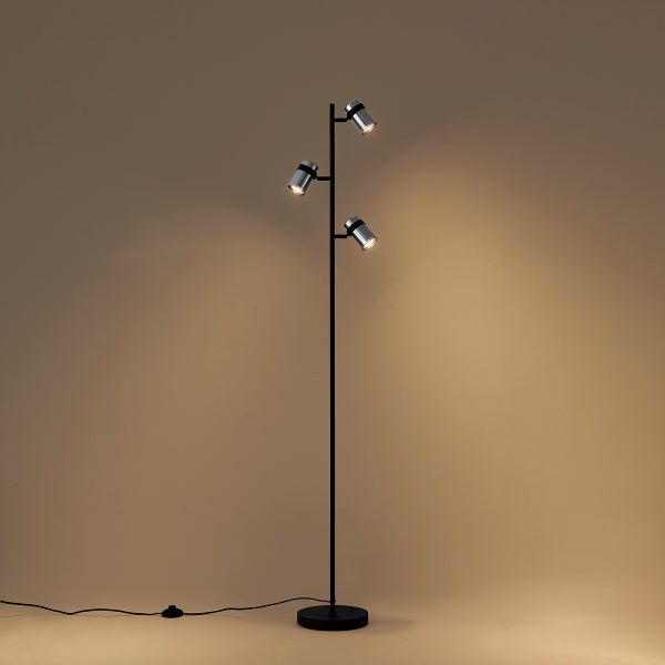 Dreiflammige Stehleuchte aus Metall in Schwarz mit verstellbaren Spots in Silber und Fußschalter.