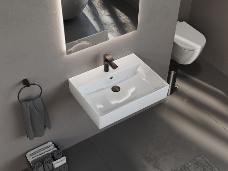 Modernes Badezimmer mit Aufsatzwaschbecken, Armatur, Handtuchring, Handtüchern und Toilette