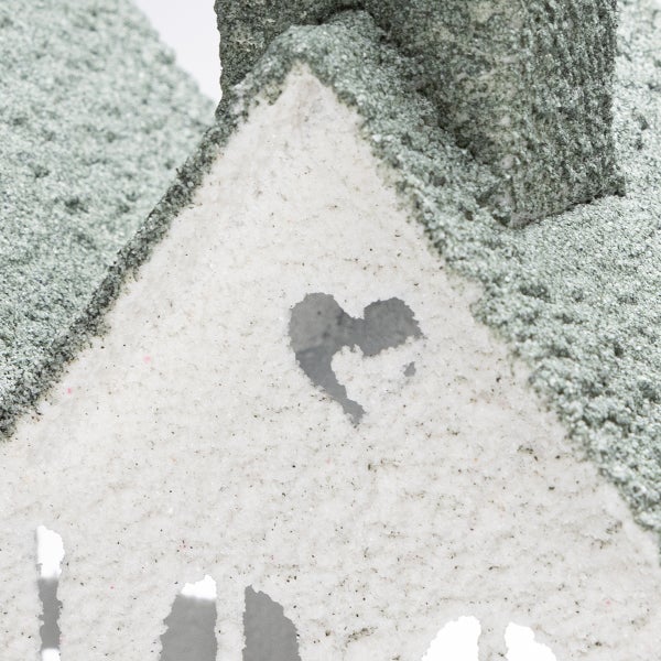 Dekorative Häuserfassade mit Herzfenster.