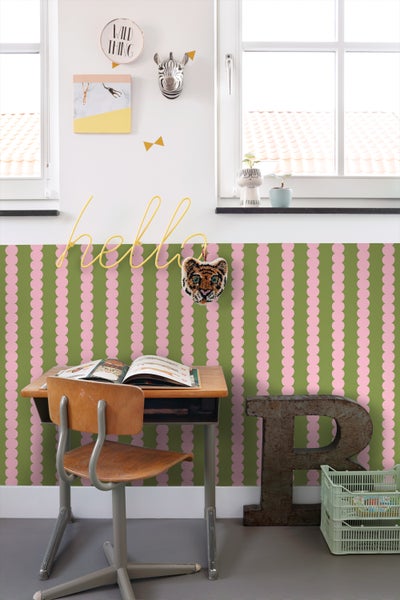 Kinderzimmer mit Schreibtisch, Stuhl und dekorativer Wandtapete