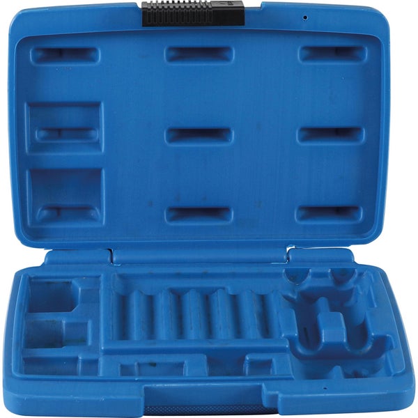 Blauer leerer Werkzeugkoffer aus Kunststoff, aufgeklappt, mit passgenauen Fächern für Werkzeuge und Zubehör.