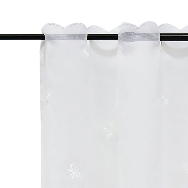 Weißes, transparentes Kurzrollo mit Blumenstickerei an Gardinenstange