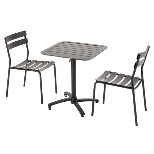 Modernes Bistro-Set bestehend aus einem quadratischen Metalltisch mit Lattenoberfläche und zwei passenden Gartenstühlen aus Metall.