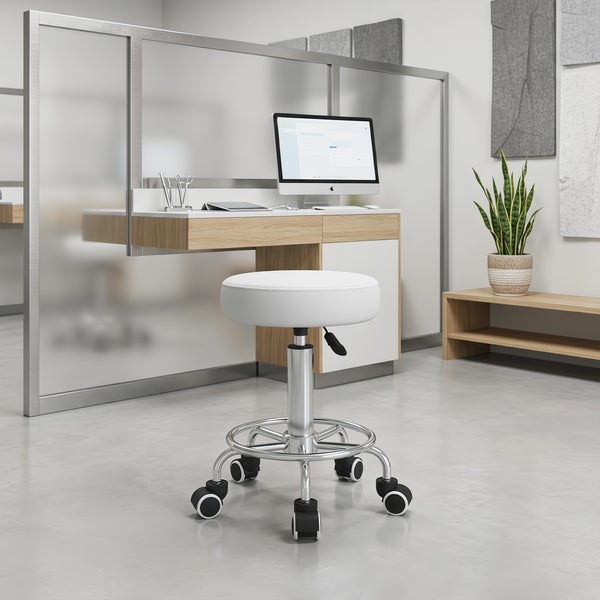 Moderner Rollhocker mit gepolsterter Sitzfläche und höhenverstellbarem Metallgestell in einem hellen, organisierten Büro.