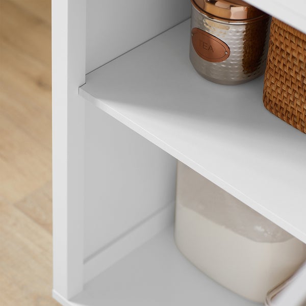 Detailaufnahme eines weißen Regals mit Gegenständen zur Aufbewahrung