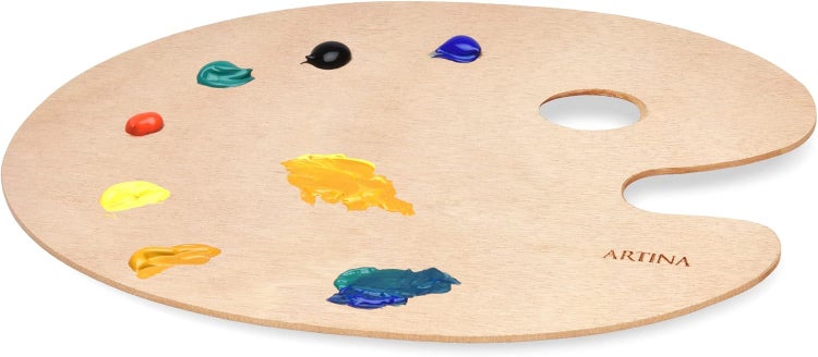 Holzpalette mit Farbtupfern der Marke Artina