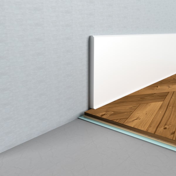 Eckansicht eines Raumes mit Laminatboden, Fußleiste und Trittschalldämmung