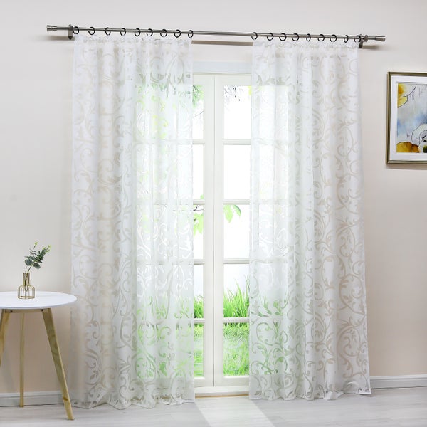Fenster mit weißen, transparenten Gardinen mit Muster