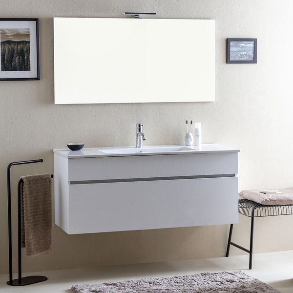 Modernes Badezimmer mit wandhängendem Waschtisch, großem Spiegel, Chromarmatur und Handtuchhalter in einem minimalistischen und hellen Ambiente.
