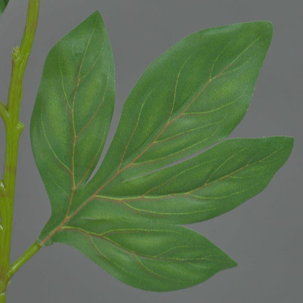 Detailansicht von grünen Palmwedeln einer künstlichen Pflanze.
