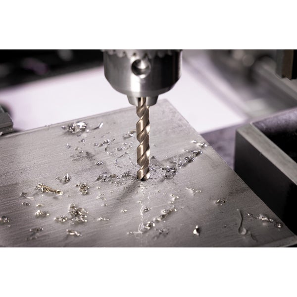 Metallbohrer bohrt in Metallplatte