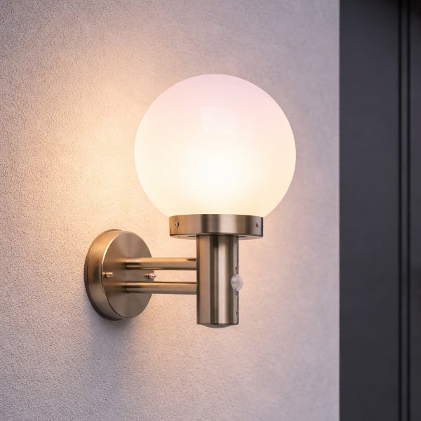 Außenwandleuchte mit kugelförmigem Schirm, Metallgestell und integriertem Bewegungsmelder.