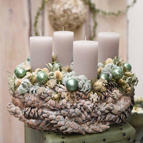 Adventskranz mit vier Kerzen, Tannenzapfen und Kugeln