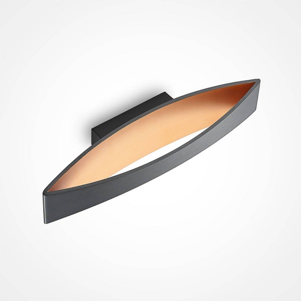 Moderne Wandleuchte in länglicher, spitzer Form mit dunkelgrauer Außenseite und goldfarbener Innenseite.