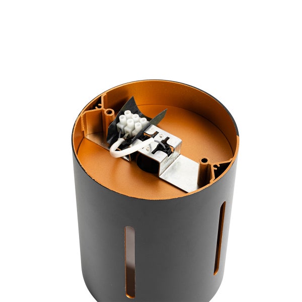 Innenansicht einer schwarzen Deckenleuchte mit elektrischen Anschlüssen.