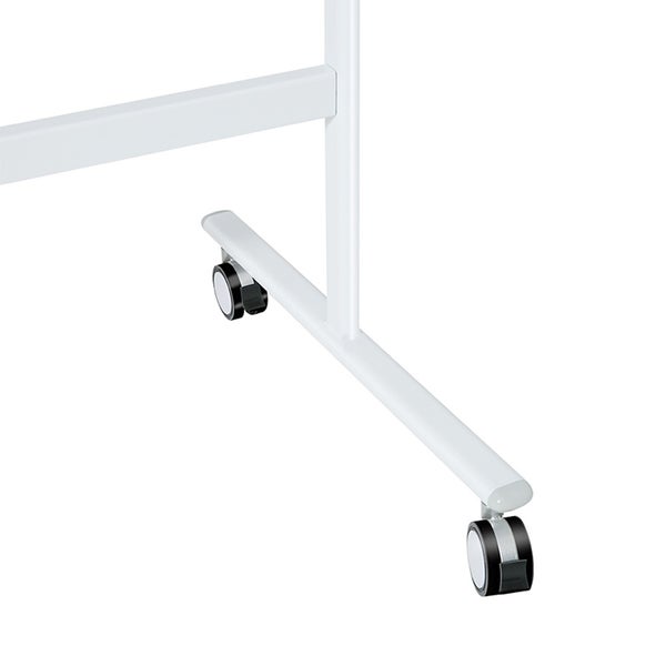 Detailansicht eines weißen Metall-Standfußes mit Rollen.