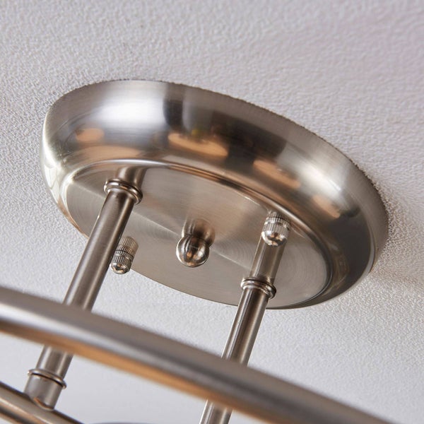 Deckenleuchte aus Metall, Detailansicht der Deckenbefestigung