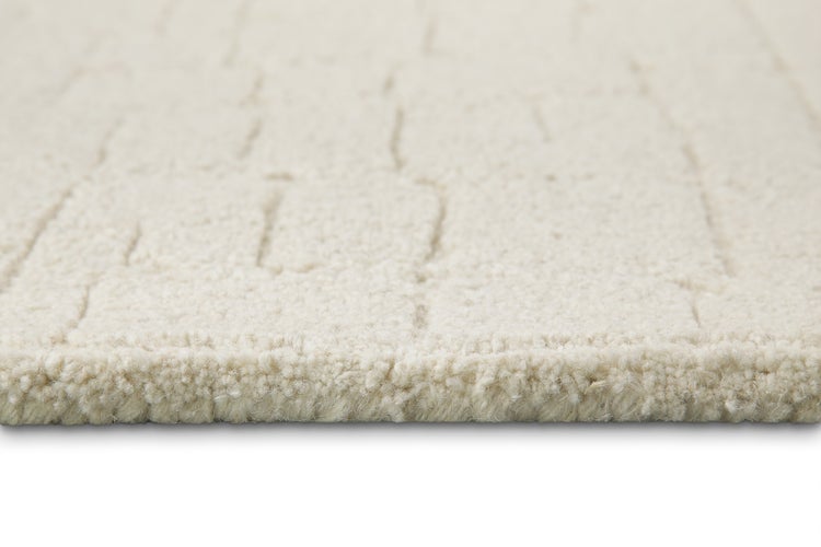Detailaufnahme eines Hochflor-Teppichs mit Strukturmuster und weichem Flor.