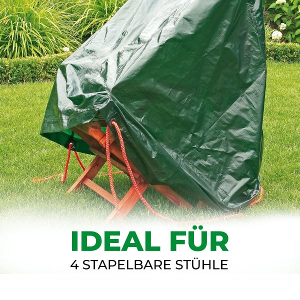 Grüne Schutzhülle über vier gestapelten Gartenstühlen auf einer Rasenfläche. Ideal für vier stapelbare Stühle.