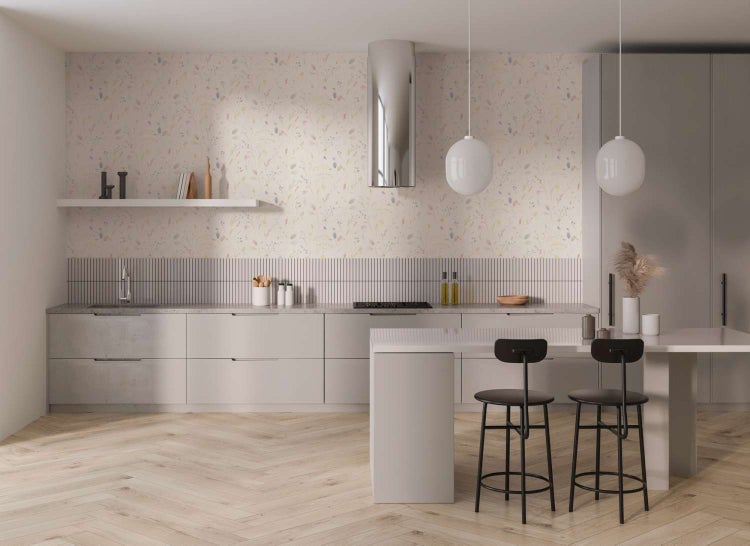Moderne Küche mit florale Mustertapete, hellen Küchenfronten, vertikalen Wandfliesen im Fliesenspiegel und Fischgrätenparkett.