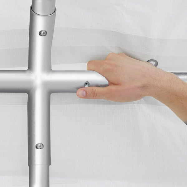 Montage eines Zeltgestänges aus Metall mit einem Klicksystem.
